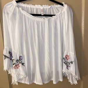 White off-shoulder blouse 💓